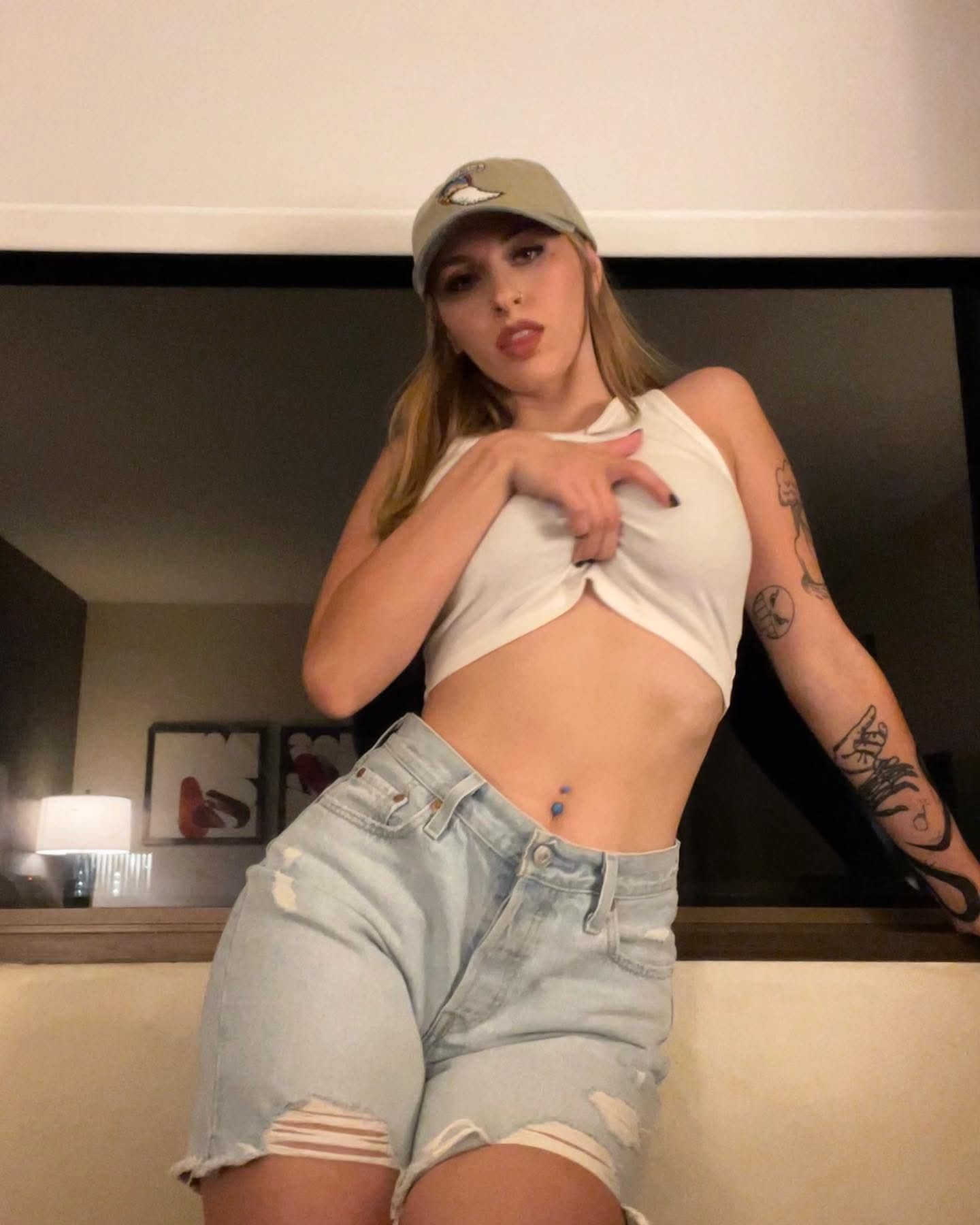 Available for sexcam and escort services